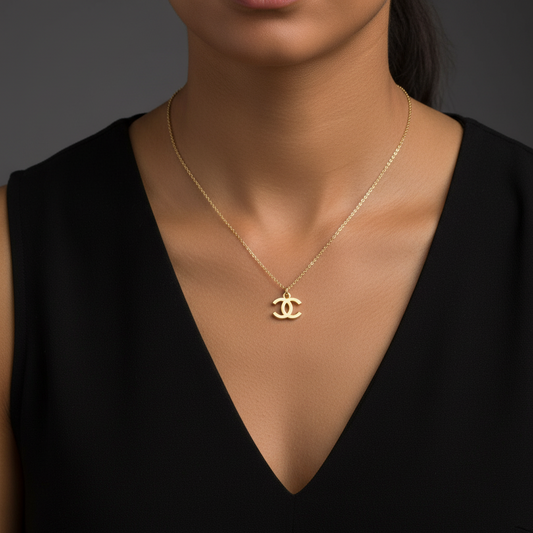 Collier Coco Chanel porté par une femme