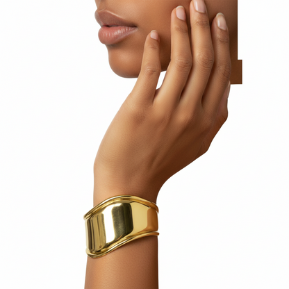 Bracelet bangle Mouna porté au poignet