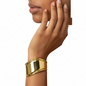 Bracelet bangle Mouna porté au poignet