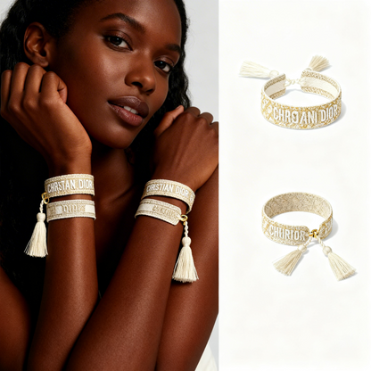 Bracelet brodé Dior porté au poignet