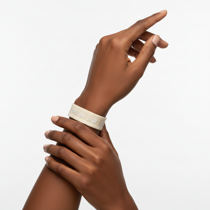 Bracelet brodé Dior, vue détaillée portée