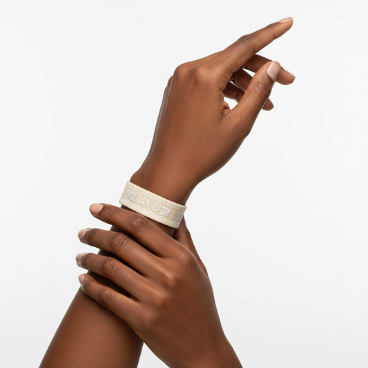 Bracelet brodé Dior, vue détaillée portée