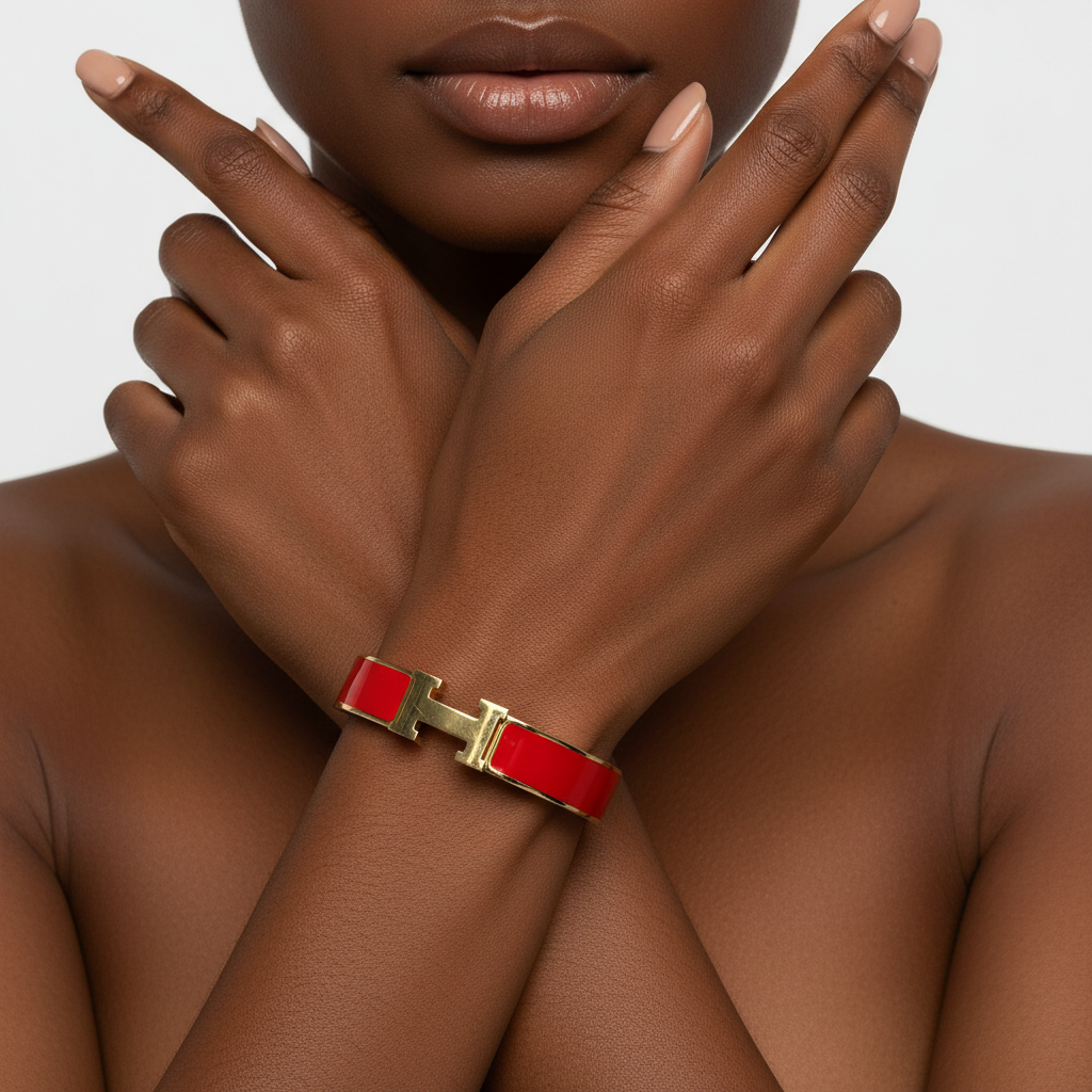 Bracelet Hermès clic H rouge porté au poignet