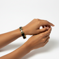 Bracelet Hermès clic H noir porté au poignet