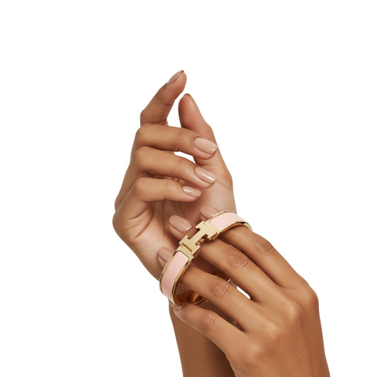 Bracelet Hermès clic H rose porté au poignet