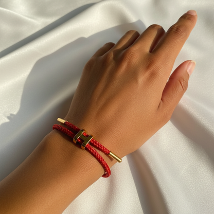Bracelet Hermès cordon tressé rouge porté au poignet