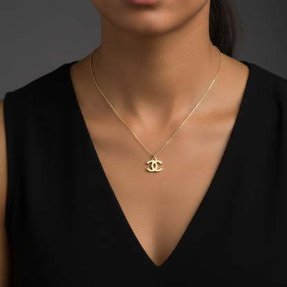 Collier Coco Chanel porté par une femme