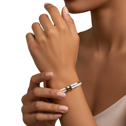 Bracelet Hermès cordon tressé blanc porté au poignet